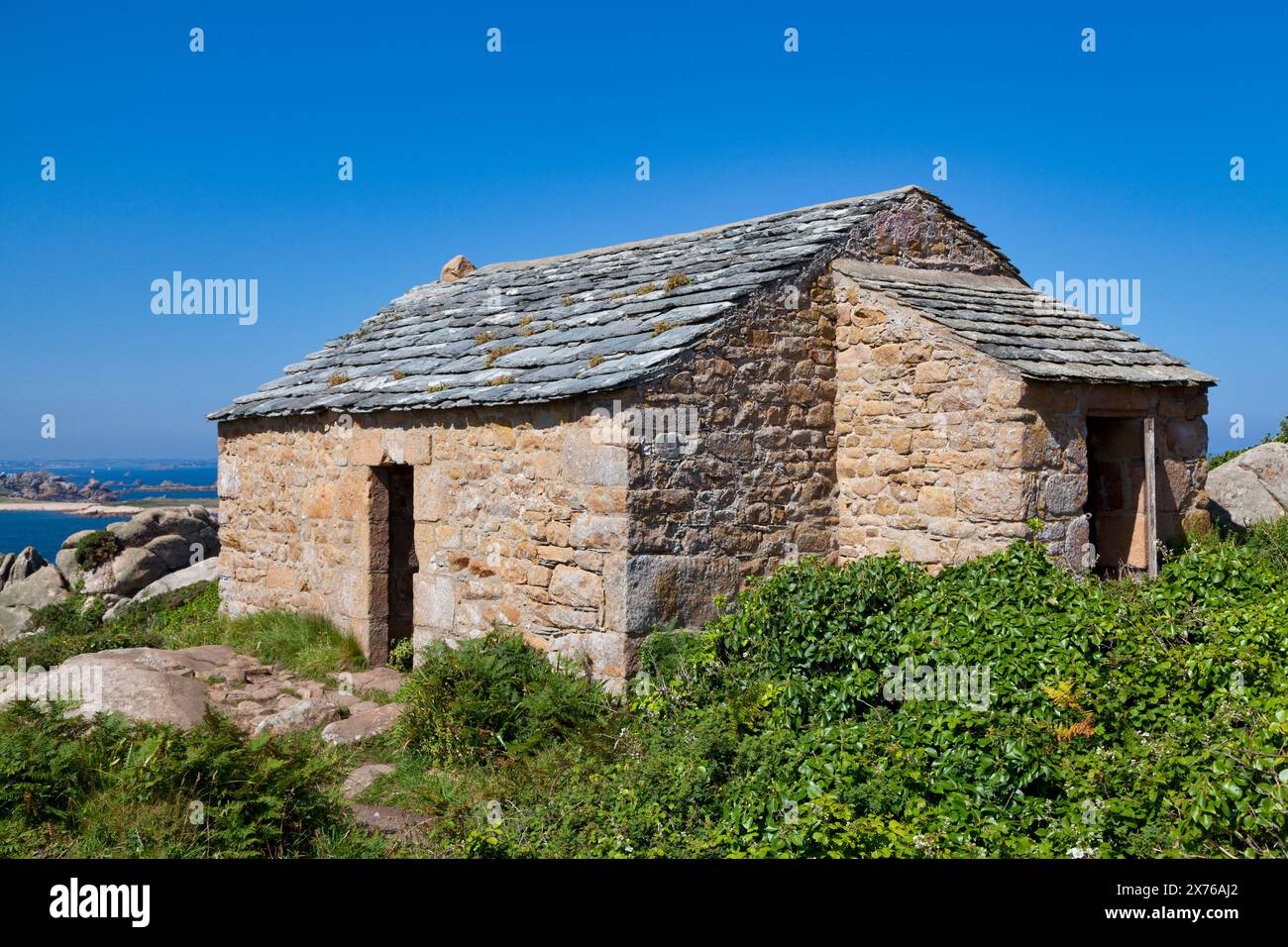 La casa dell'ufficiale doganale è una casa abbandonata sulle alture della Pointe de Primel, nel mezzo della brughiera e delle rocce di granito. Costruito in dresse Foto Stock