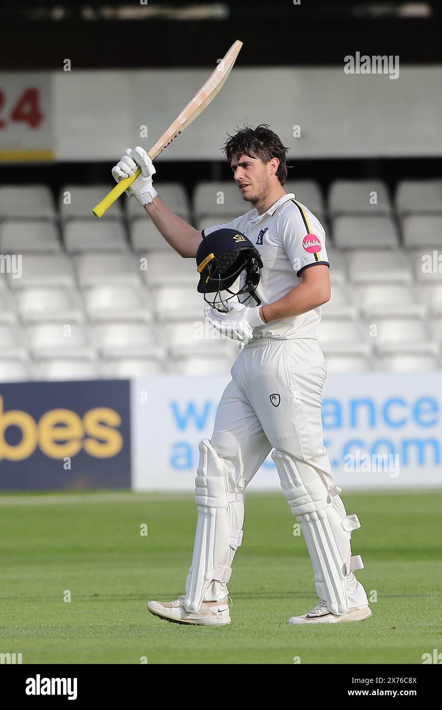 Michael Burgess del Warwickshire alza la sua mazza dopo aver raggiunto il suo secolo durante Essex CCC vs Warwickshire CCC, Vitality County Championship Division Foto Stock