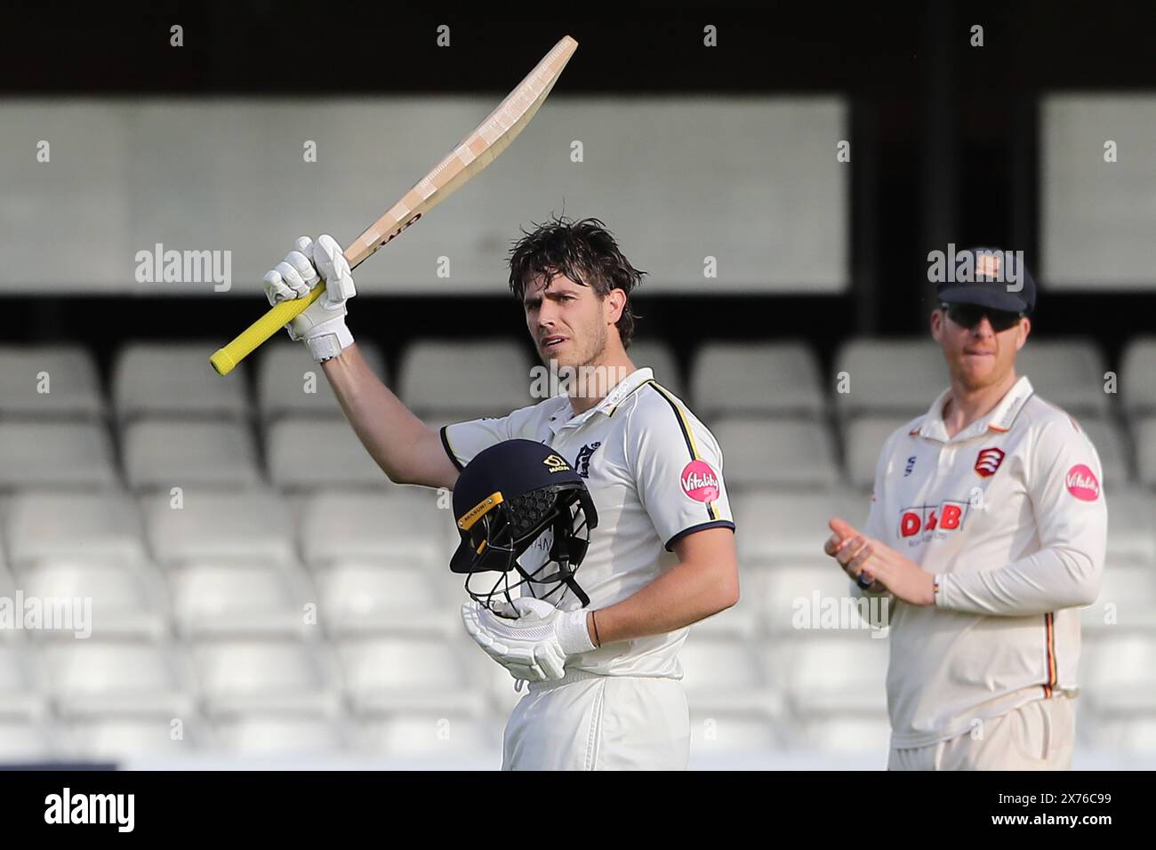 Michael Burgess del Warwickshire alza la sua mazza dopo aver raggiunto il suo secolo durante Essex CCC vs Warwickshire CCC, Vitality County Championship Division Foto Stock