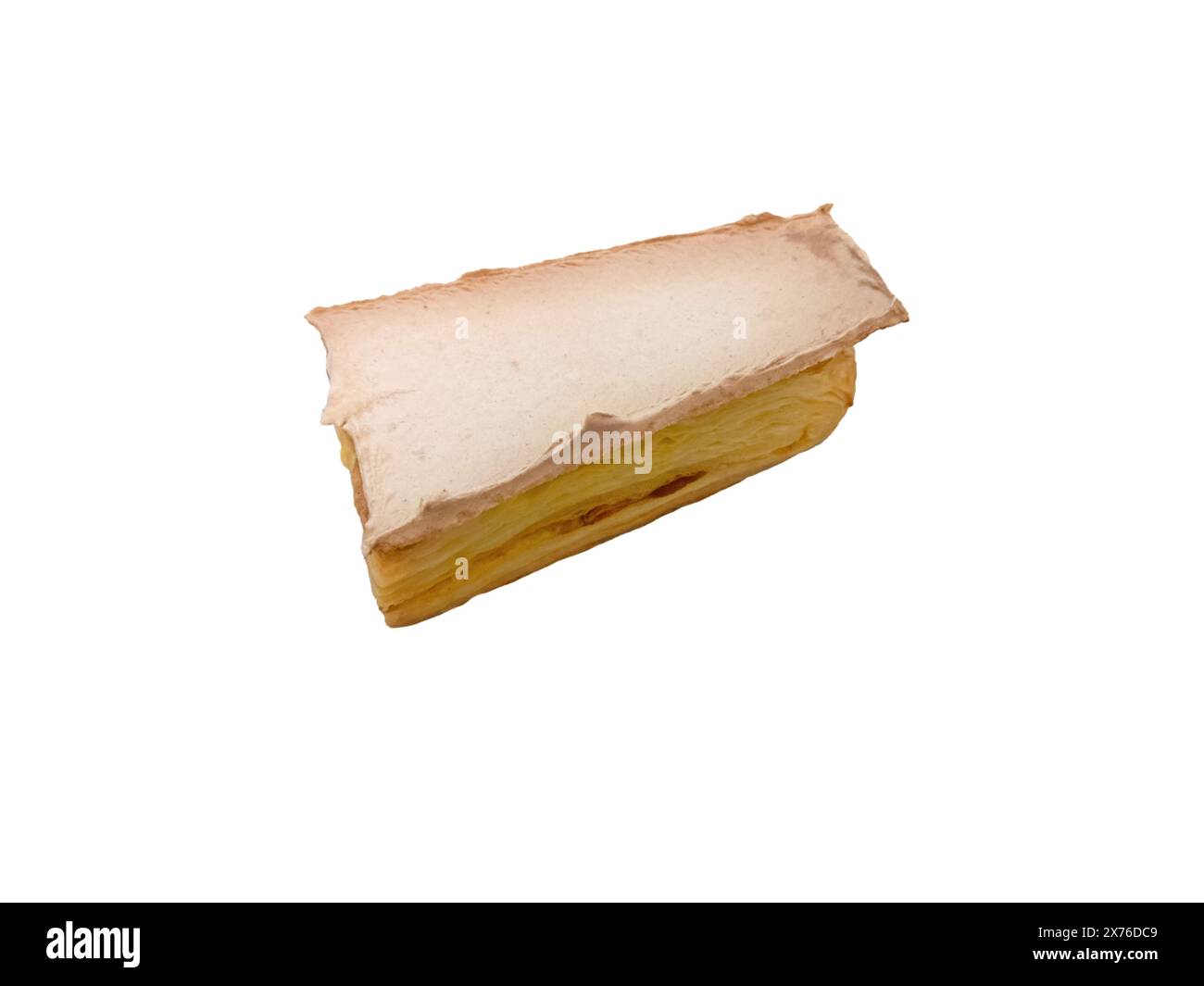 Jesuitas tradizionale pasticceria portoghese isolata sul bianco. La torta è preparata con pasta sfoglia a strati di crema d'uovo dolce e condita con croccante i Foto Stock