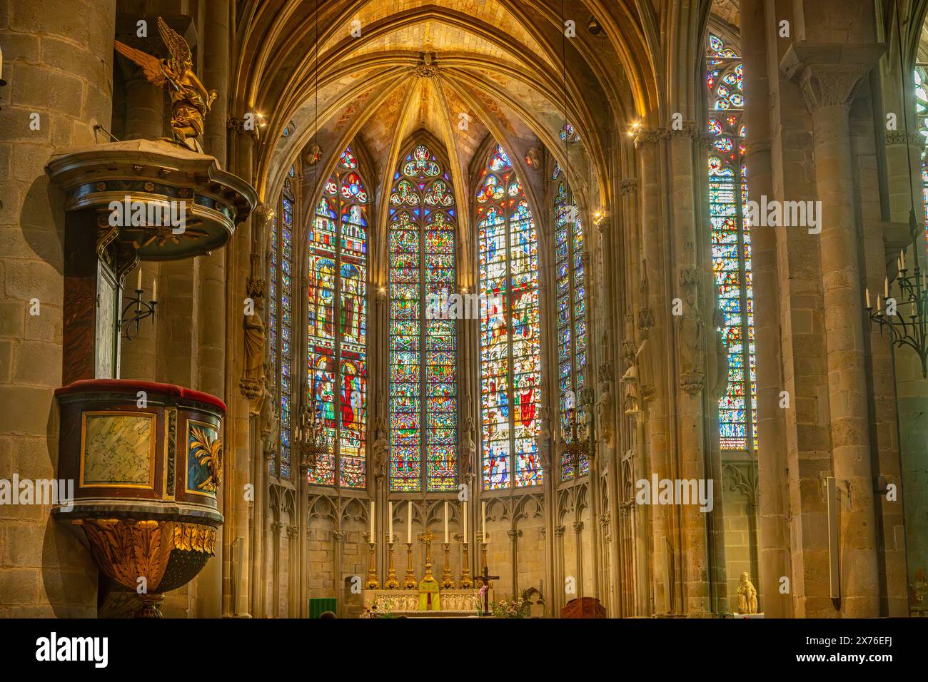 Le vetrate colorate della Basilique Saint Nazaire, Carcassone, Francia Foto Stock