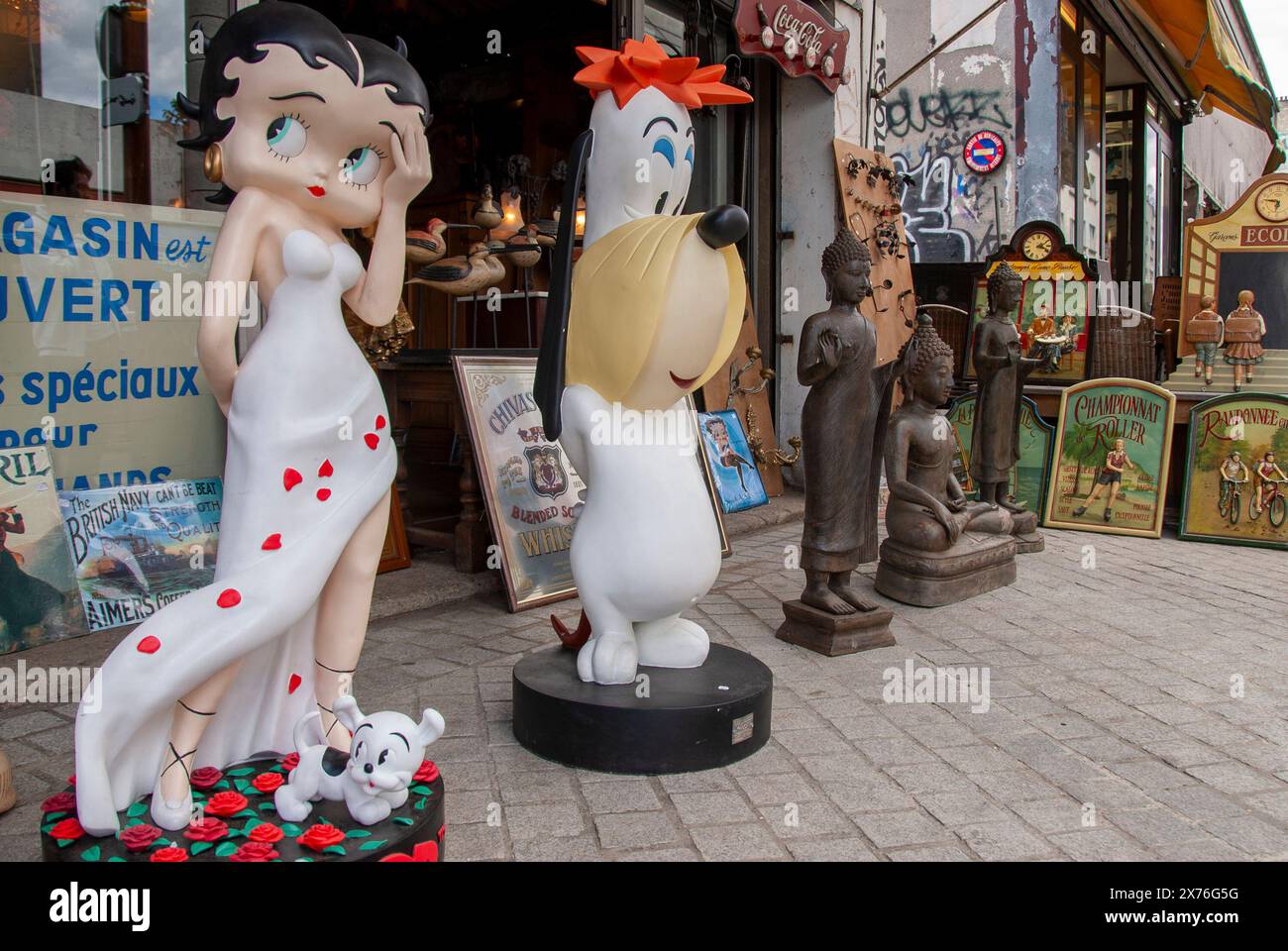 Parigi, Francia, Shopping, mercato delle pulci, porte de Clignancourt, mercato dell'antiquariato, collezione di vecchie statue in mostra all'esterno del negozio, 'betty boop » Foto Stock