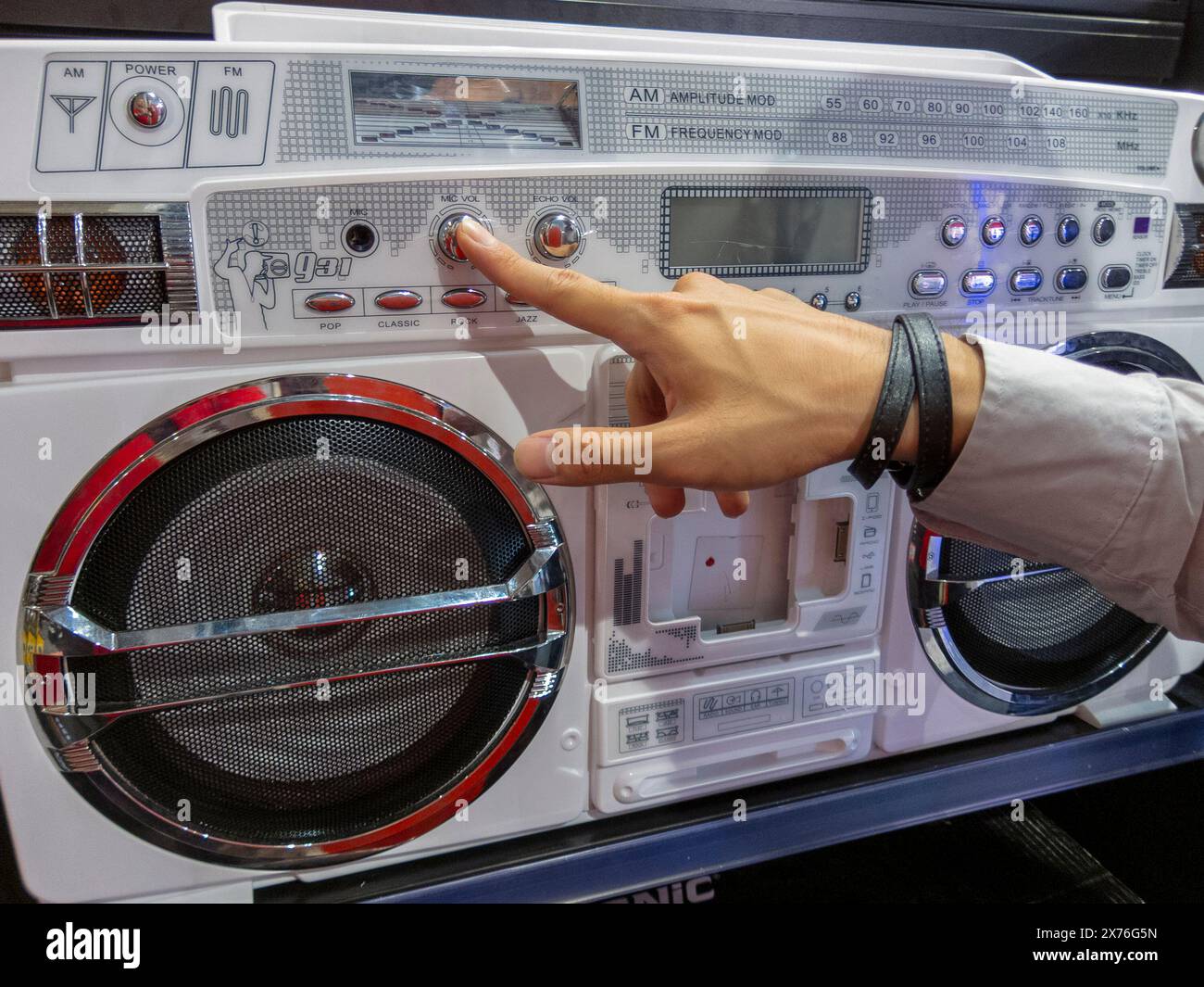 Parigi, Francia, primo piano, mano, giovane uomo cinese che fa acquisti nel Virgin Music Store, radio cassette « boom box » « ghetto blaster » clienti Foto Stock