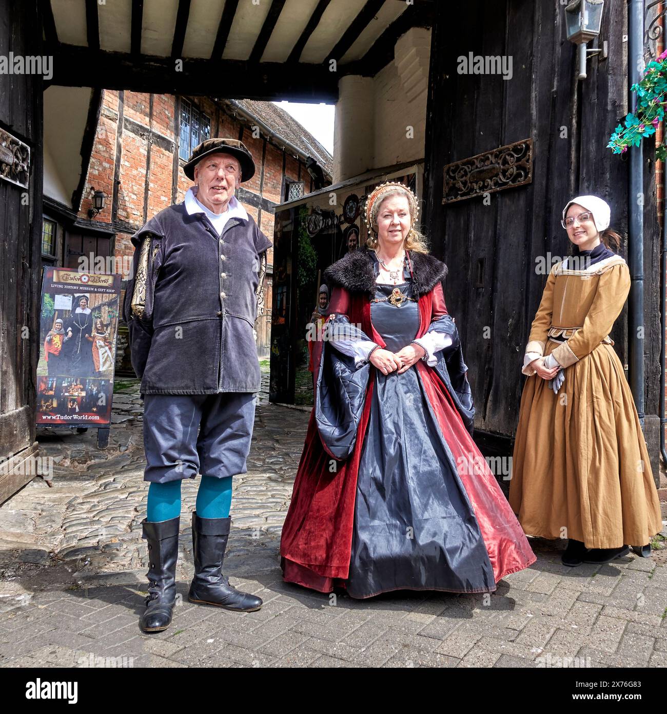 Costume Tudor. Museo Tudor World con persone che indossano tradizionalmente costumi del XVI secolo. Shrieves House Stratford Upon Avon Inghilterra Regno Unito Foto Stock