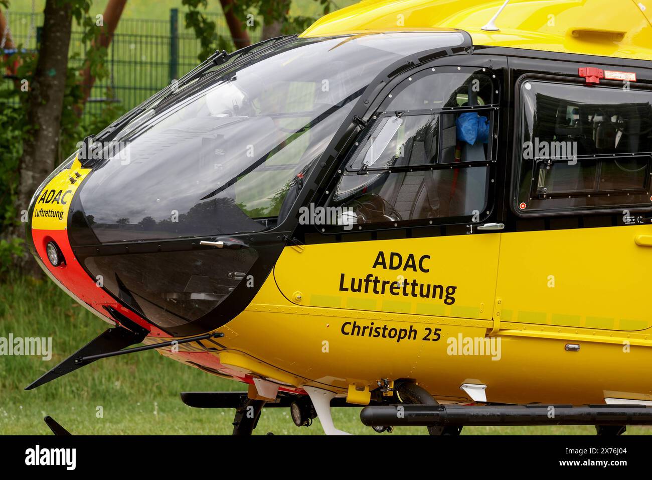 ADAC Luftrettung, der ADAC Rettungshubschrauber Christoph 25, AIRBUS H135, Kennung: D-HXCD, ist auf dem Bolzplatz in Siegen-Oberschelden gelandet. ADAC Rettungshubschrauber AM 18.05.2024 a Siegen/Deutschland. *** ADAC Luftrettung, l'elicottero di salvataggio ADAC Christoph 25, AIRBUS H135, registrazione D HXCD, è atterrato sul campo di calcio a Siegen Oberschelden ADAC elicottero di salvataggio il 18 05 2024 a Siegen Germania Foto Stock