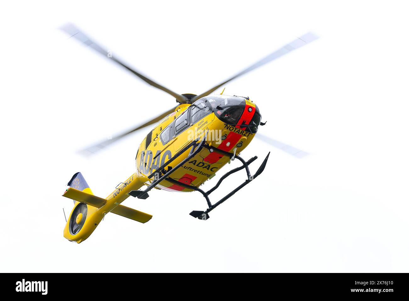 ADAC Luftrettung, der ADAC Rettungshubschrauber Christoph 25, AIRBUS H135, Kennung: D-HXCD, startet nach einem Einsatz a Siegen-Oberschelden. ADAC Rettungshubschrauber AM 18.05.2024 a Siegen/Deutschland. *** ADAC Luftrettung, l'elicottero di salvataggio ADAC Christoph 25, AIRBUS H135, registrazione D HXCD, decolla dopo una missione a Siegen Oberschelden elicottero di salvataggio ADAC il 18 05 2024 a Siegen Germania Foto Stock