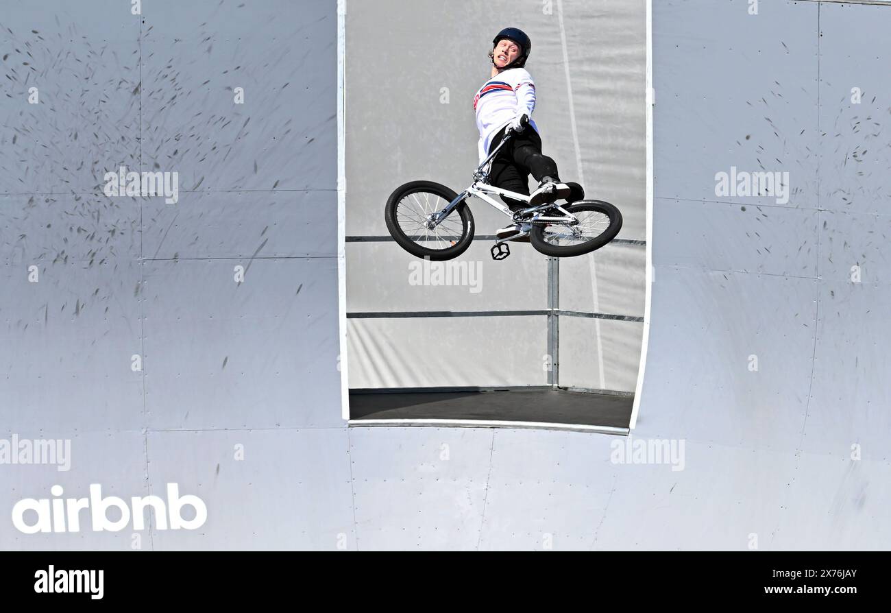 Shanghai. 18 maggio 2024. Darren David Kieran Reilly gareggia durante la finale Cycling BMX Freestyle Men's Park alla Olympic Qualifier Series di Shanghai, nella Cina orientale, Shanghai, 18 maggio 2024. Crediti: Tao Xiyi/Xinhua/Alamy Live News Foto Stock