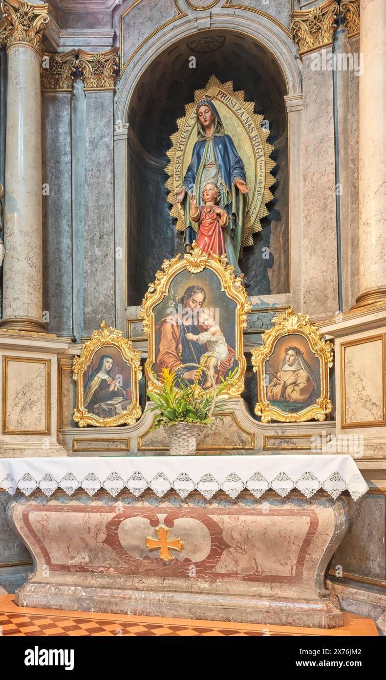 Dipinti di Maria, Giuseppe, Gesù Cristo e santi femminili, in una cappella laterale della chiesa cattedrale di San Nicola, Lubiana, Slovenia. Foto Stock