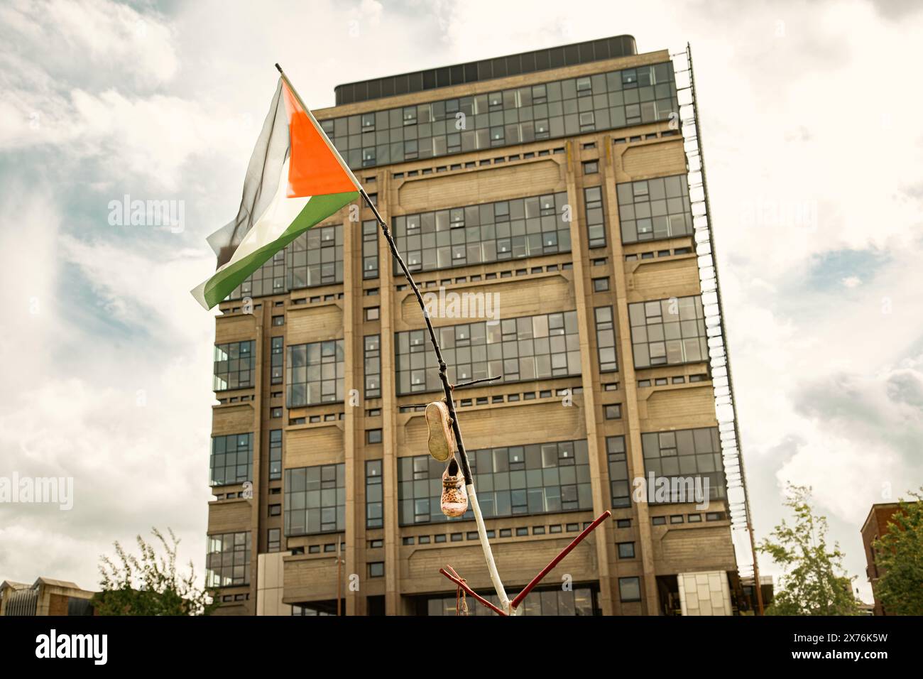 Accampamento di protesta pro palestinese presso l'Università di Birmingham. Una bandiera palestinese e un tributo ai bambini che sono morti nella guerra israeliana di Hamas. Foto Stock