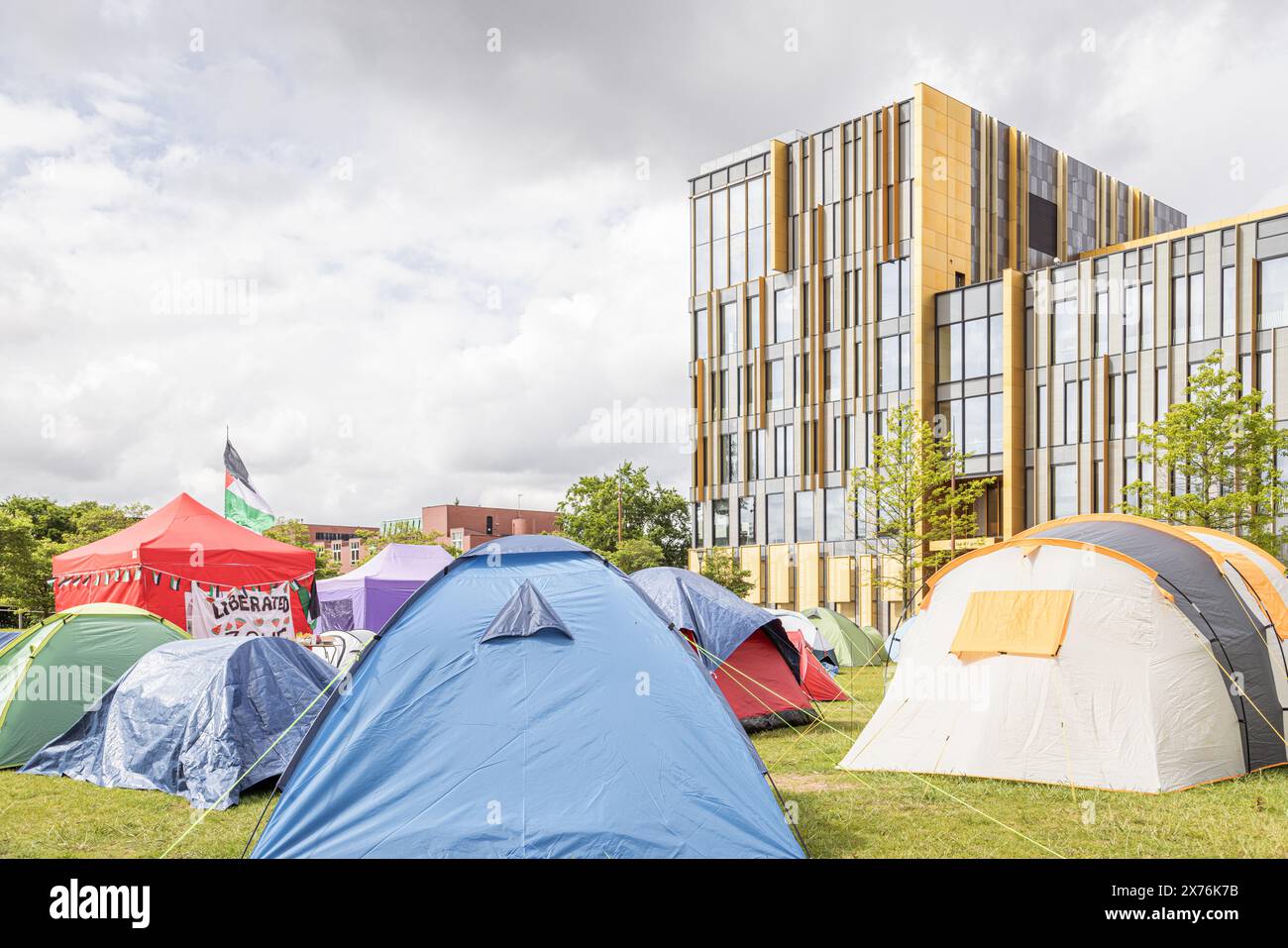 Manifestanti pro palestinesi in circa 40 tende allestite presso l'Università di Birmingham. Gli studenti protestano contro la guerra di Israele di Hamas. Foto Stock