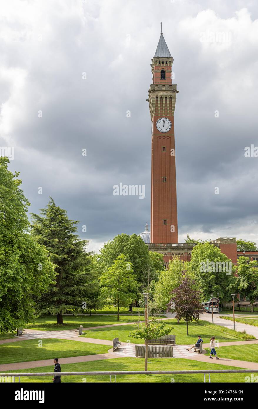 Old Joe dell'Università di Birmingham è la torre dell'orologio autoportante più alta del mondo. Campus dell'Università di Birmingham, concetto di vita studentesca. Foto Stock