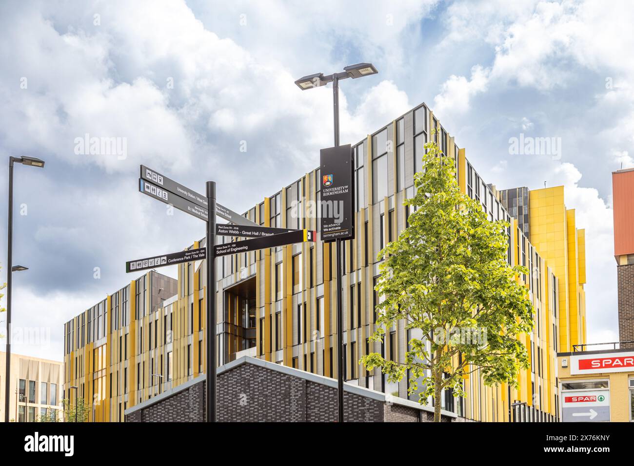 L'estetica elegante e contemporanea della biblioteca principale dell'Università di Birmingham. Studiare, andare all'università, vita studentesca o concetto educativo. Foto Stock