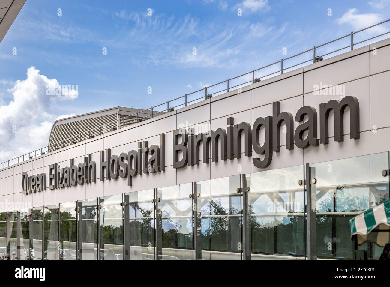Il Queen Elizabeth Hospital di Birmingham è un importante ospedale militare e sanitario di Edgbaston, vicino all'Università di Birmingham. Firma per l'ospedale QE. Foto Stock