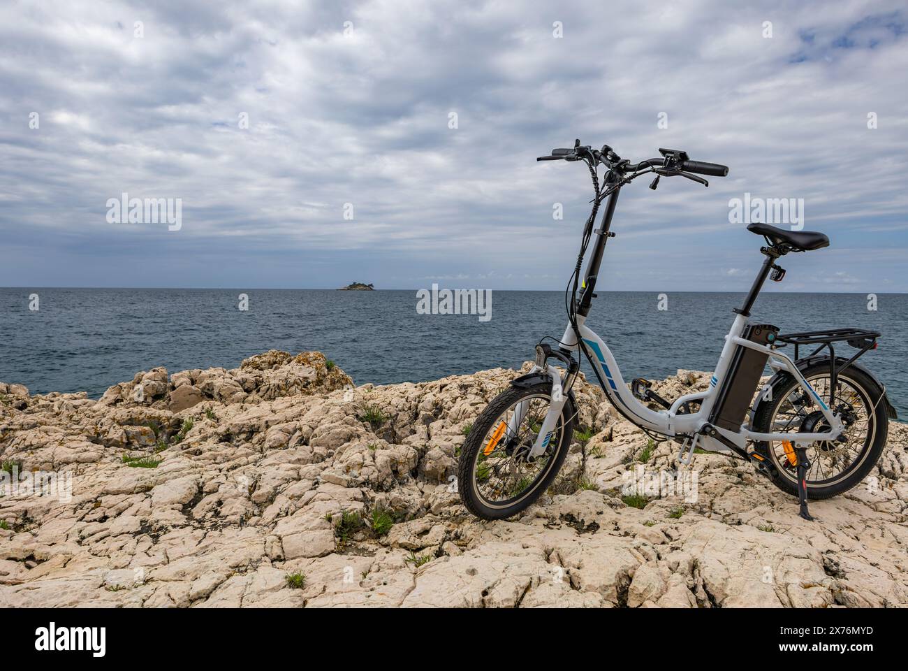 Una piccola bicicletta elettrica pieghevole per turisti, esplorando la costa in bicicletta, turismo in bicicletta a Rovigno Croazia Foto Stock