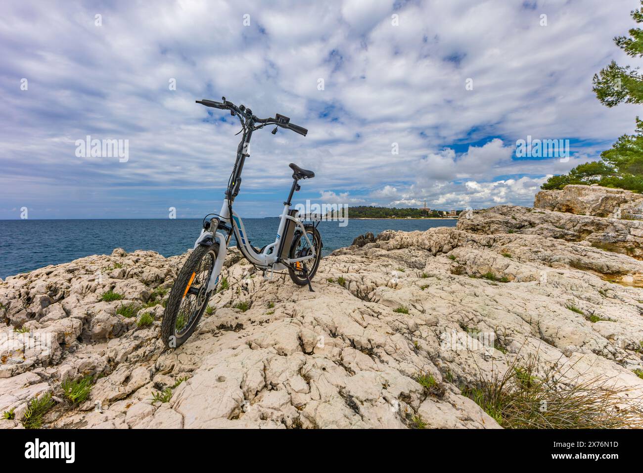Una piccola bicicletta elettrica pieghevole per turisti, esplorando la costa in bicicletta, turismo in bicicletta a Rovigno Croazia Foto Stock