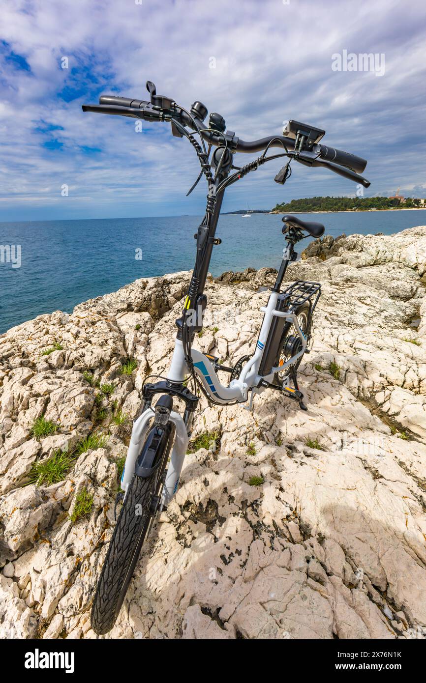 Una piccola bicicletta elettrica pieghevole per turisti, esplorando la costa in bicicletta, turismo in bicicletta a Rovigno Croazia Foto Stock