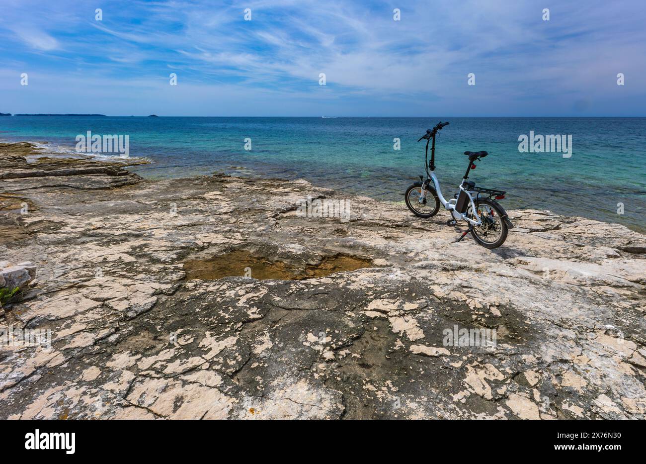 Una piccola bicicletta elettrica pieghevole per turisti, esplorando la costa in bicicletta, turismo in bicicletta a Rovigno Croazia Foto Stock