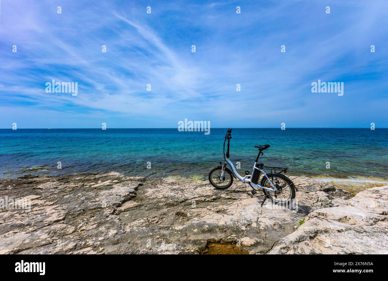 Una piccola bicicletta elettrica pieghevole per turisti, esplorando la costa in bicicletta, turismo in bicicletta a Rovigno Croazia Foto Stock