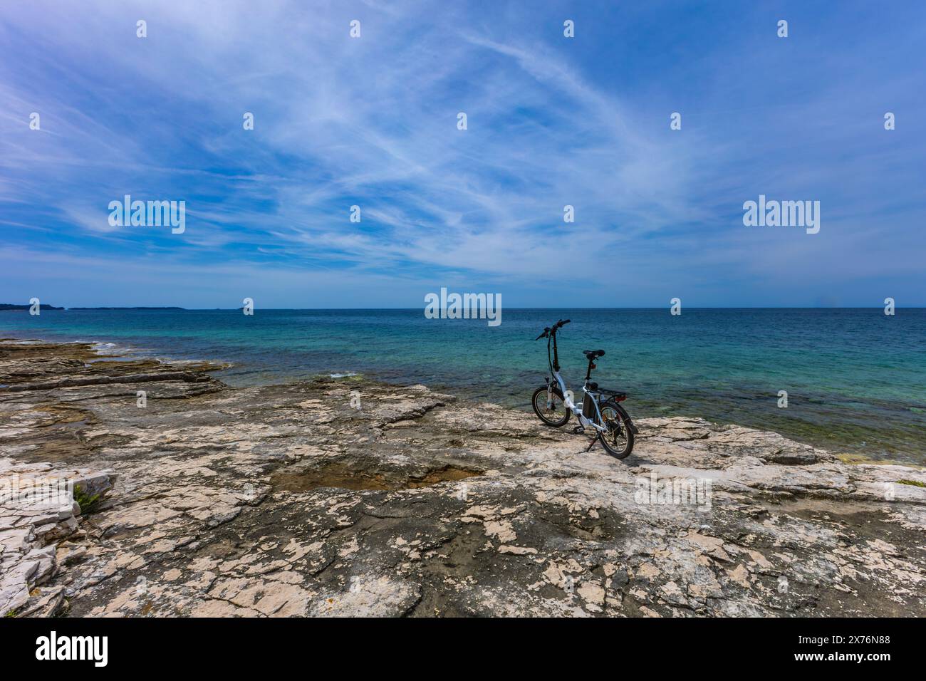 Una piccola bicicletta elettrica pieghevole per turisti, esplorando la costa in bicicletta, turismo in bicicletta a Rovigno Croazia Foto Stock