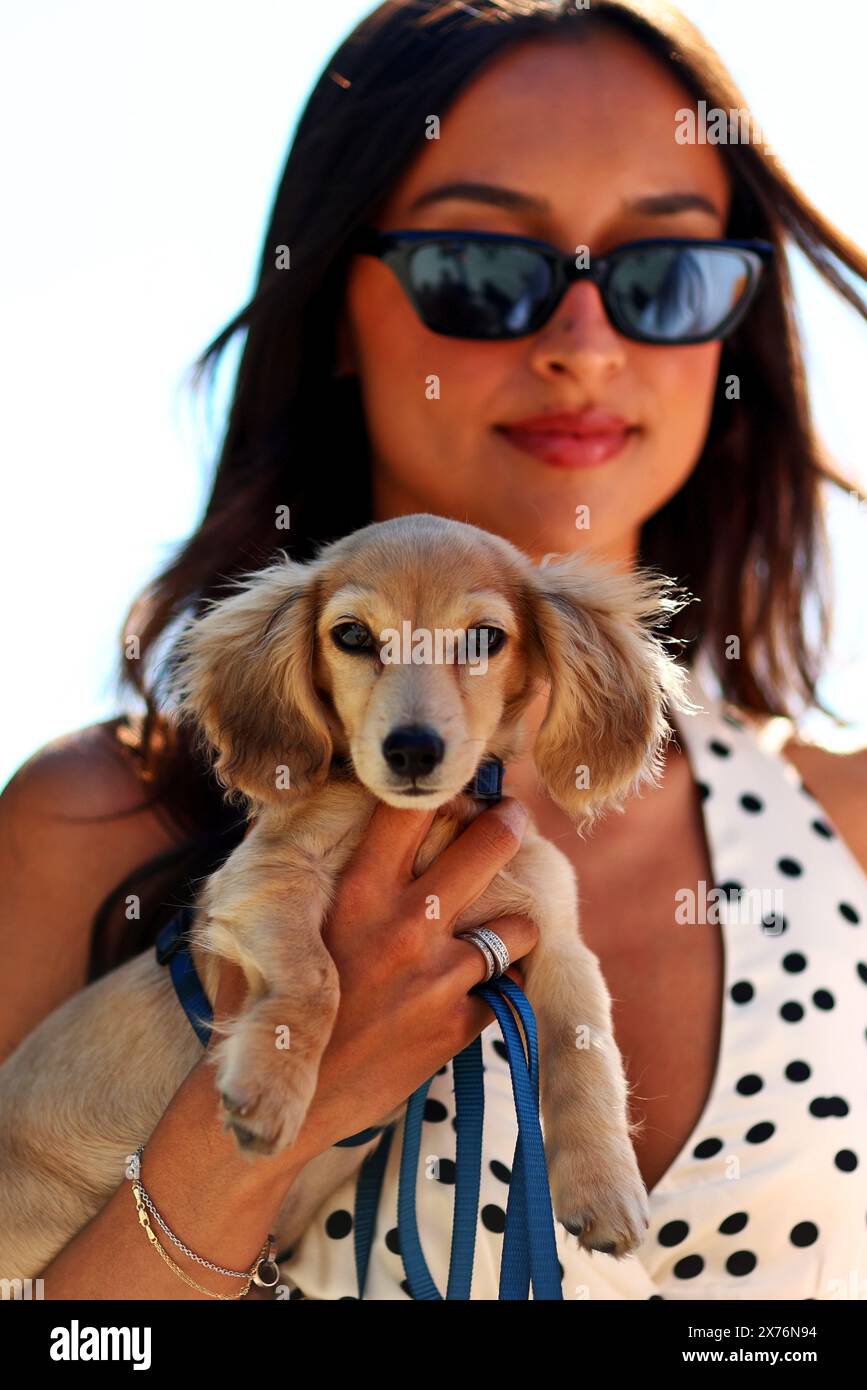 Imola, Italia. 18 maggio 2024. Alexandra Saint Mleux (ITA), fidanzata di Charles Leclerc (MON) Ferrari, e il cucciolo Leo. 18.05.2024. Formula 1 Campionato del mondo, Rd 7, Gran Premio dell'Emilia Romagna, Imola, Italia, giornata delle qualifiche. Il credito fotografico dovrebbe essere: XPB/Alamy Live News. Foto Stock