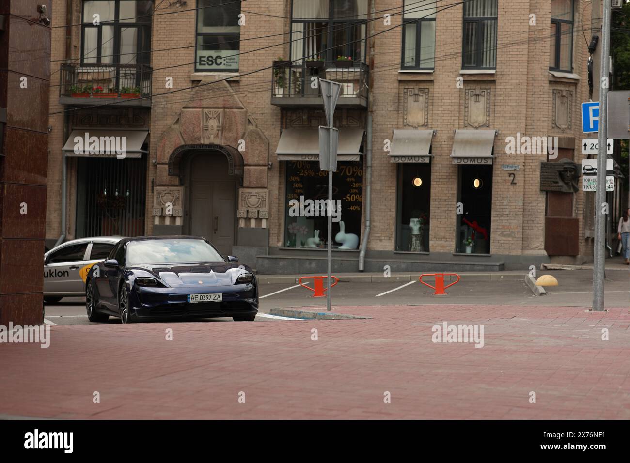 Un gruppo di persone che camminano lungo una strada vicino a un edificio. Foto di alta qualità Foto Stock
