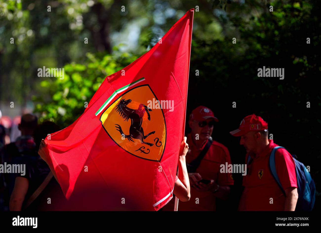 Appassionati di Ferrari durante le prove del Gran Premio dell'Emilia Romagna e la giornata di qualificazione sul circuito dell'autodromo Internazionale Enzo e Dino Ferrari in Italia. Data foto: Sabato 18 maggio 2024. Foto Stock