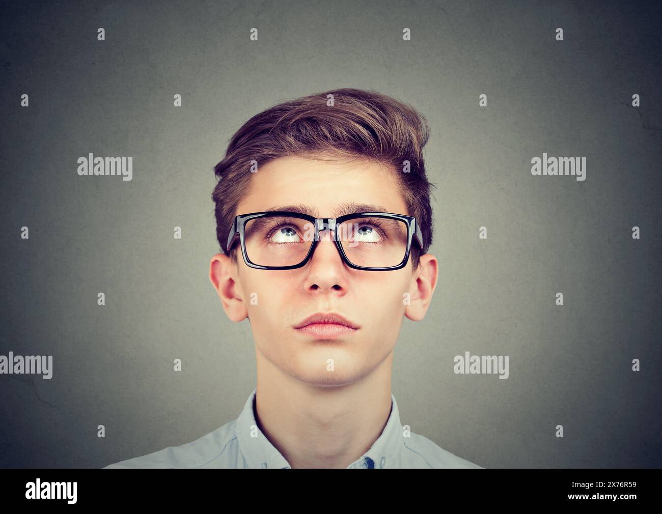 Ritratto di un giovane pensante che guarda in alto Foto Stock