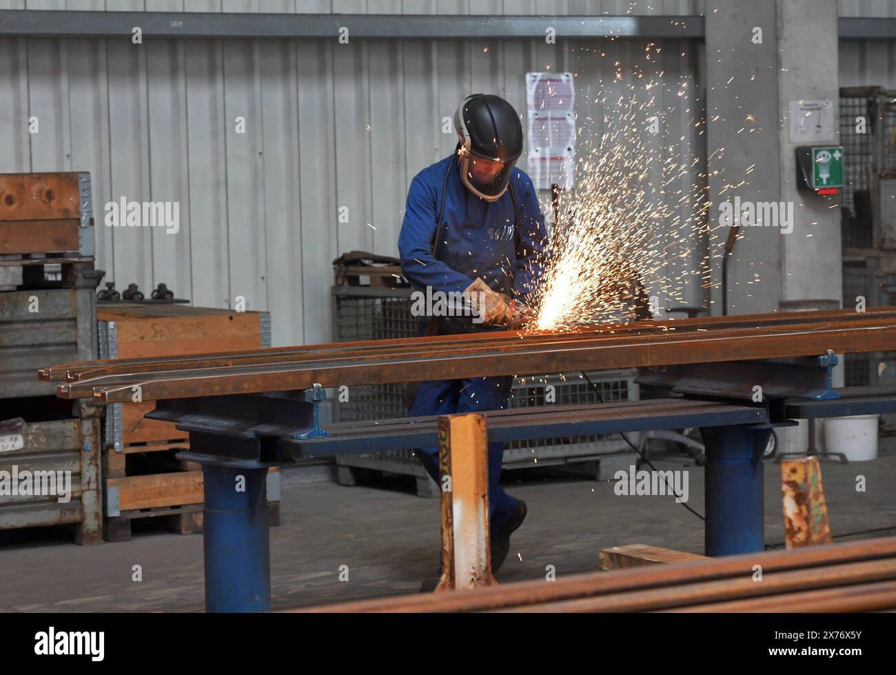 Deutschland, Witten, 17.05.2024 Das Wittener Werk Oberbaustoffe baut jaehrlich 1600 Weichen für die Deutsche Bahn. Hier werden zur Zeit 150 neue Weichen fuer die Riedbahn zwischen Frankfurt und Mannheim gebaut. Foto: Die Kanten an einem Teilstueck einer Weiche wird mit einer Flex gesaeubert Das Wittener Werk Oberbaustoffe *** Germania, Witten, 17 05 2024 lo stabilimento di Witten per i materiali permanenti costruisce qui 1600 interruttori all'anno per Deutsche Bahn, 150 nuovi interruttori sono attualmente in costruzione per la Riedbahn tra Francoforte e Mannheim i bordi di una sezione di un interruttore sono in fase di pulizia Foto Stock