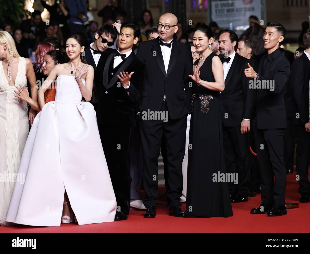 Cannes, Francia. 17 maggio 2024. Il regista cinese Guan Hu (C) e i membri del cast arrivano sul tappeto rosso del film "Gou Zhen" (cane nero) durante la 77a edizione del Festival di Cannes a Cannes, nel sud della Francia, il 17 maggio 2024. Il film 'Gou Zhen' (Black Dog) è in competizione per la categoria un Certain Regard del festival. Crediti: Gao Jing/Xinhua/Alamy Live News Foto Stock