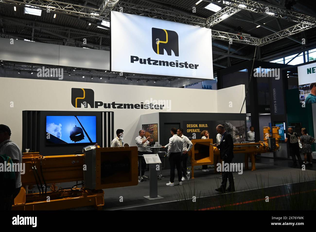 IFAT Monaco 2024, Weltleitmesse für Umwelttechnologien und Fachmesse für Abwassertechnik, Abfall- und Rohstoffwirtschaft auf dem Gelände der Messe München. Foto: Messestand der Putzmeister concrete Pumps GmbH *** IFAT Monaco di Baviera 2024, la fiera leader al mondo per le tecnologie ambientali e la fiera per la tecnologia delle acque reflue, la gestione dei rifiuti e delle materie prime presso il centro fieristico Messe München foto dello stand Putzmeister concrete Pumps GmbH Foto Stock