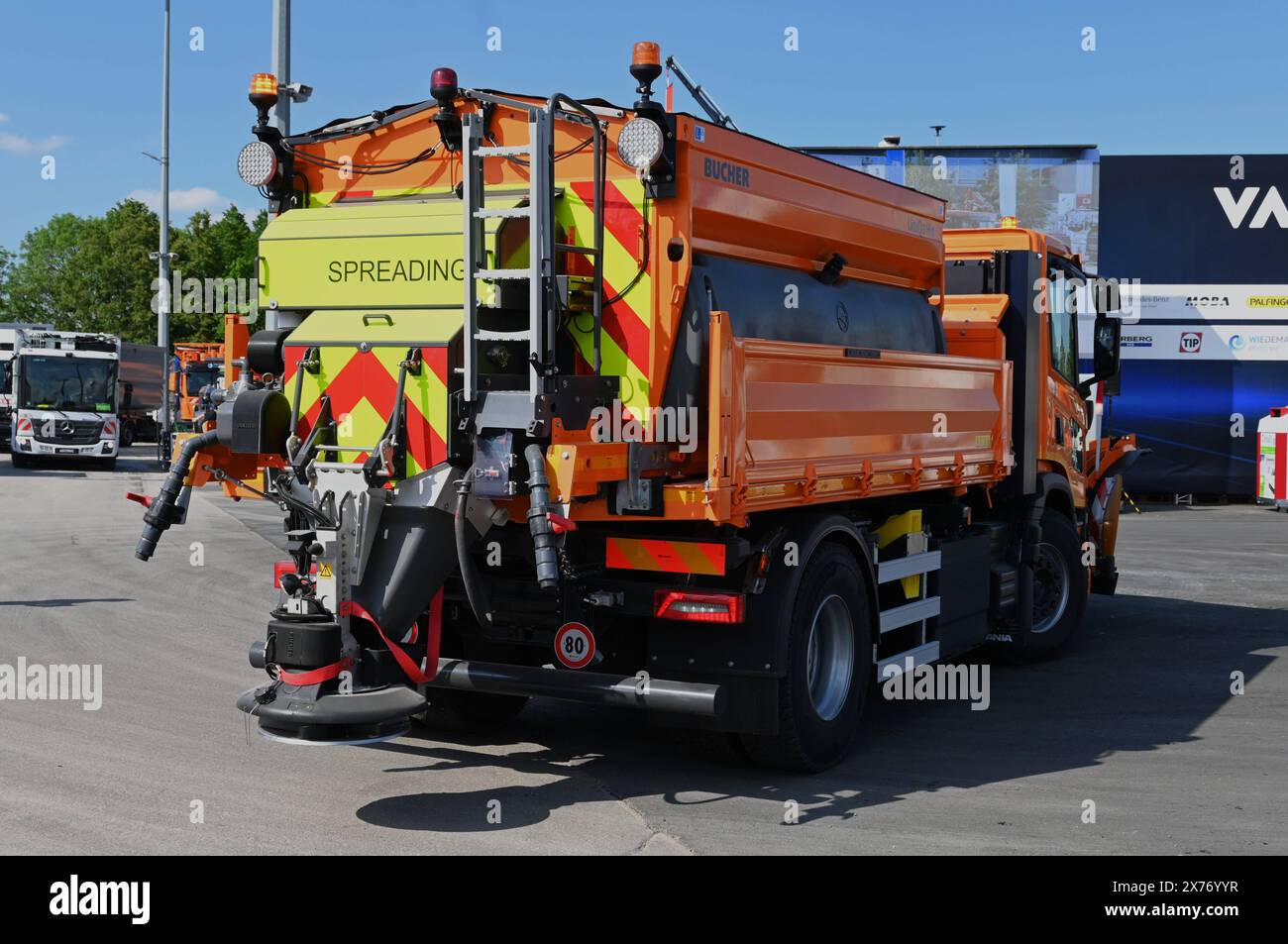 IFAT Monaco 2024, Weltleitmesse für Umwelttechnologien und Fachmesse für Abwassertechnik, Abfall- und Rohstoffwirtschaft auf dem Gelände der Messe München. Foto: Bucher Kommunalfahrzeug, Strassendienst, Winterdienst, Streufahrzeug, diffondendo *** IFAT Monaco di Baviera 2024, la fiera leader al mondo per le tecnologie ambientali e la fiera per la tecnologia delle acque reflue, la gestione dei rifiuti e delle materie prime presso il Munich Trade Fair Center Photo Bucher Municipal Vehicle, Road service, Winter service, gritting Vehicle, spread Foto Stock
