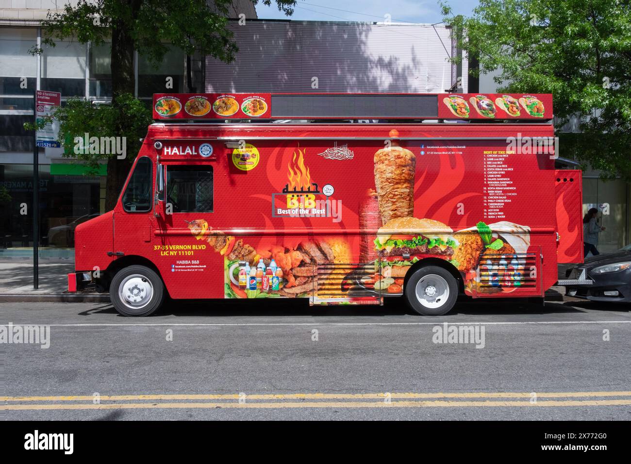 Un colorato furgone rosso Halal, parcheggiato in Steinway Street ad Astoria, Queens, New York City Foto Stock