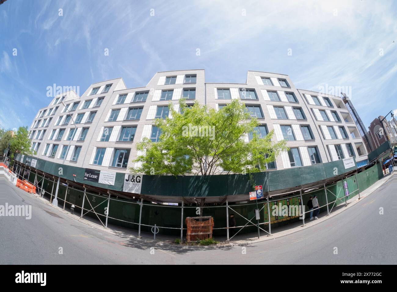 Una vista fisheye di un cantiere per un grande appartamento a 6 piani in affitto in 31-90 29th Street ad Astoria visto da Broadway. Foto Stock