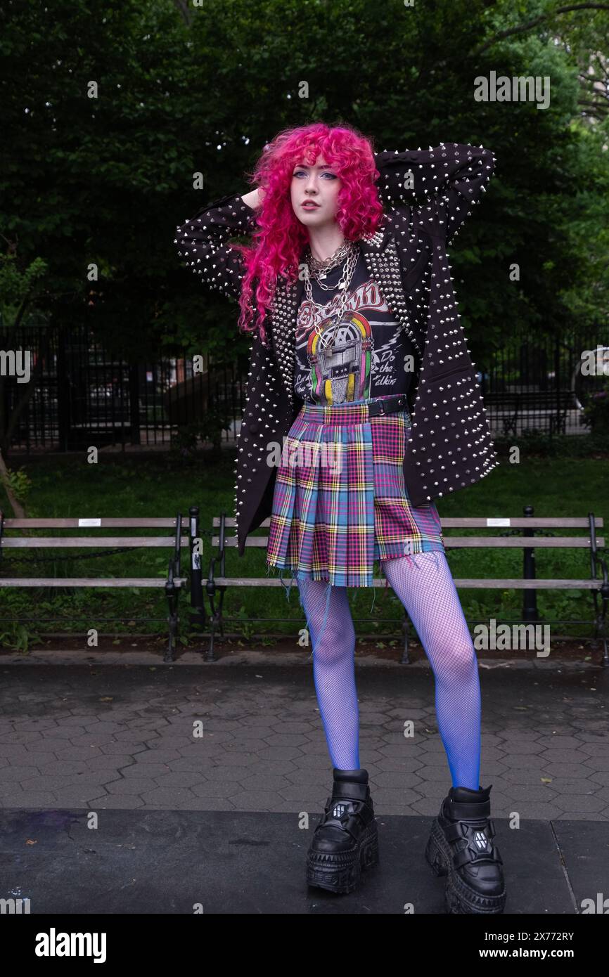 Una bella donna con i capelli rossi rossastri e il suo stile personale. Posa nel Washington Square Park nel Greenwich Village, New York nel 2024. Foto Stock