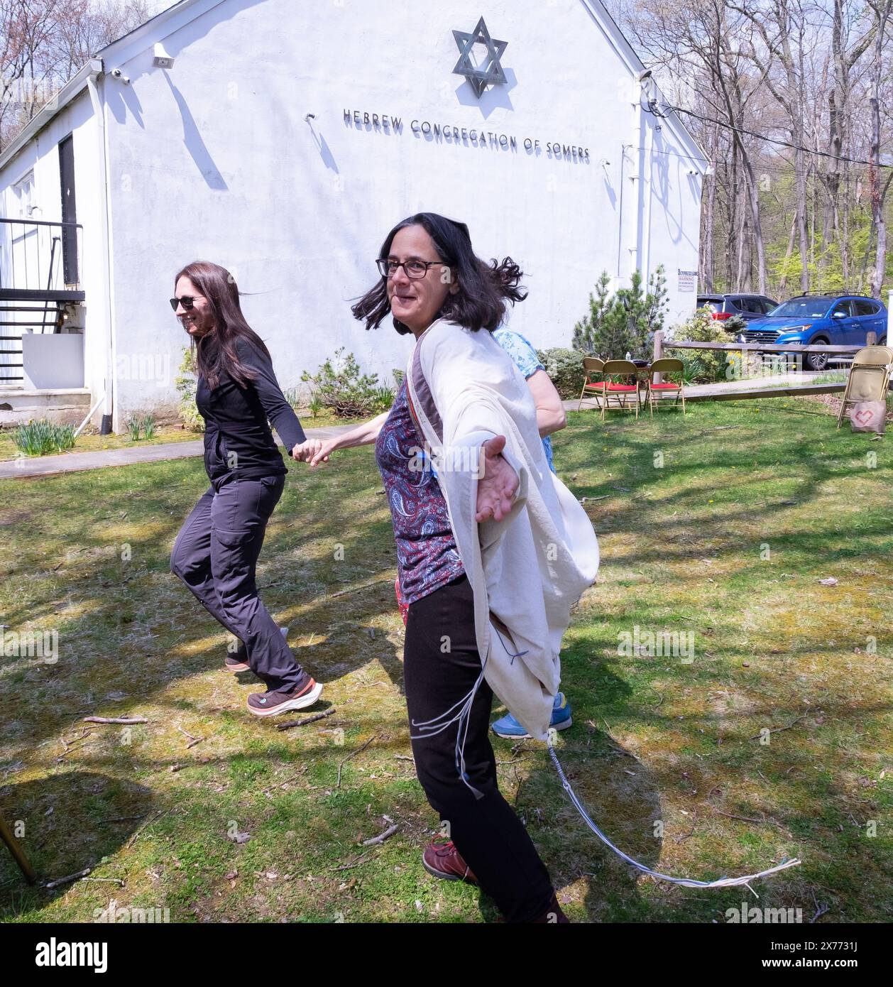 Rabbi Shoshanna Leis che balla ad un Bark Mitzvah servizio all'aperto cani benedetti. A Shenorock, Westchester, New York Foto Stock