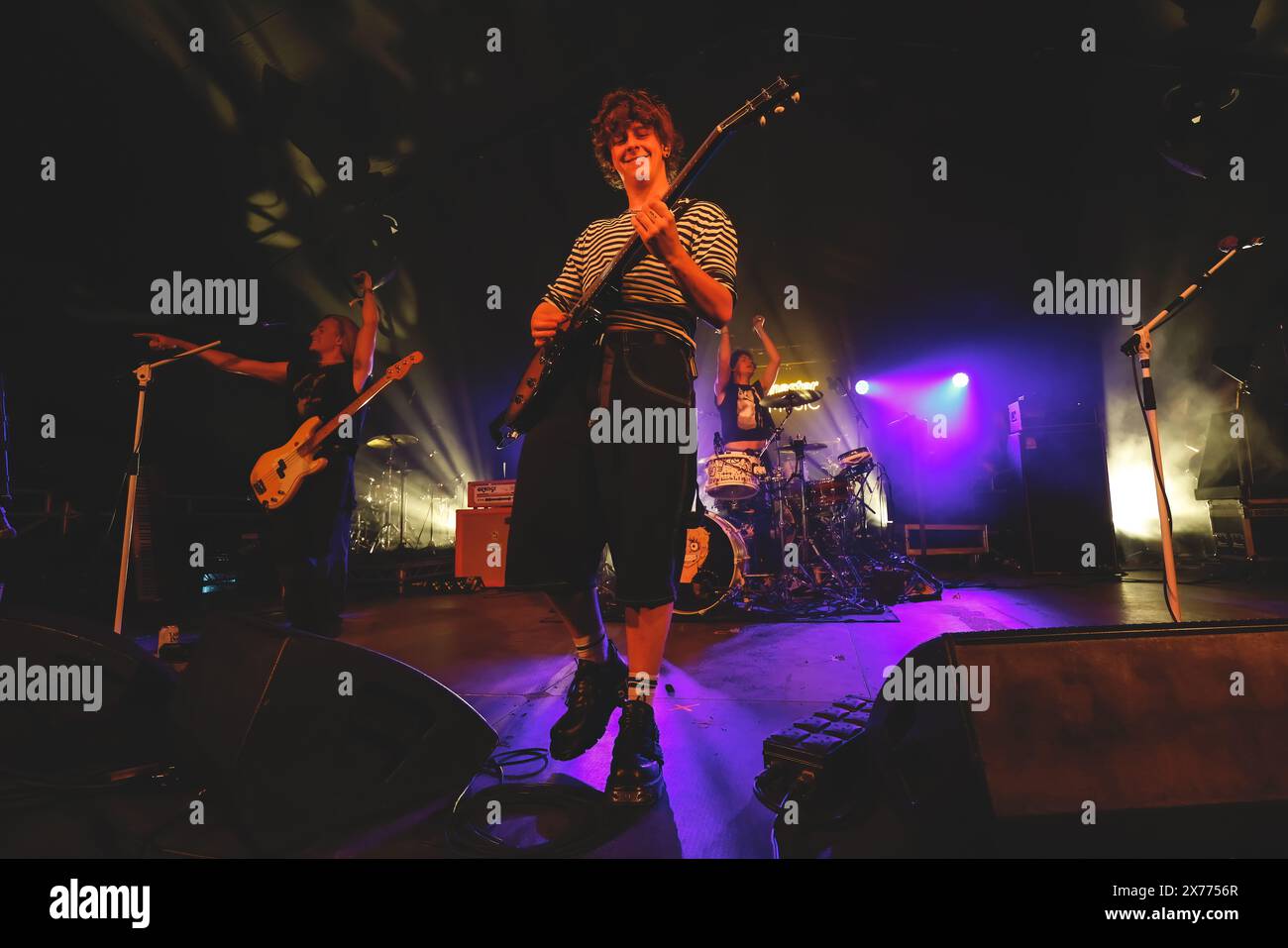 TGE Deep End Stage, Brighton, City of Brighton & Hove, East Sussex, Regno Unito. Noahfinnce, alias Noah Adams al Deep End Stage, TGE Beach, Brighton al Great Escape Festival 2024. Nonostante un boicottaggio dell'evento da parte di un gran numero di artisti attraverso i collegamenti tra TGE e Barclays (che sono coinvolti nel commercio di armi con Israele). 17 maggio 2024. David Smith/Alamy News Foto Stock