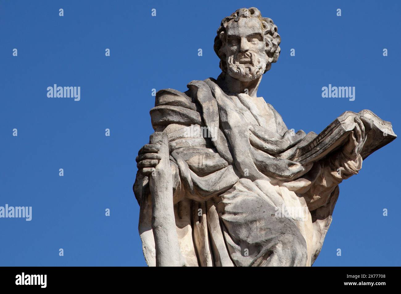 Una statua di uno degli Apostoli fuori dalla chiesa dei Santi Pietro e Paolo a Cracovia - Kraków - Kościół Świętych Apostołów Piotra i Pawła W Krakowie Foto Stock