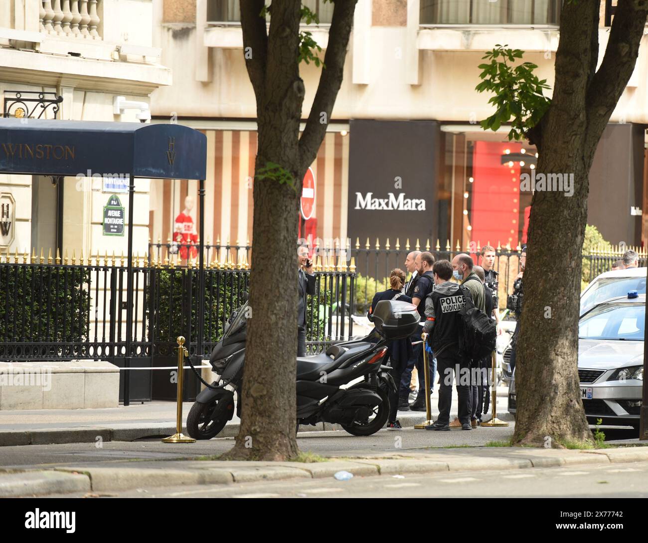 Parigi, Francia. 18 maggio 2024. La gioielleria Harry Winston, situata in avenue Montaigne, nell'ottavo distretto di Parigi, e' stata presa di mira da una rapina a mano armata sabato mattina, il 18 maggio 2024, a Parigi, in Francia. Un colpo è stato sparato fuori dalla struttura e nove finestre sono state rotte; non sono state riportate ferite. I criminali non sono riusciti a rubare nulla da questo negozio specializzato in gioielli di diamanti. Almeno tre rapinatori fuggirono su due motociclette. E' stata aperta un'indagine. Foto di Florian Poitout/ABACAPRESS. COM credito: Abaca Press/Alamy Live News Foto Stock