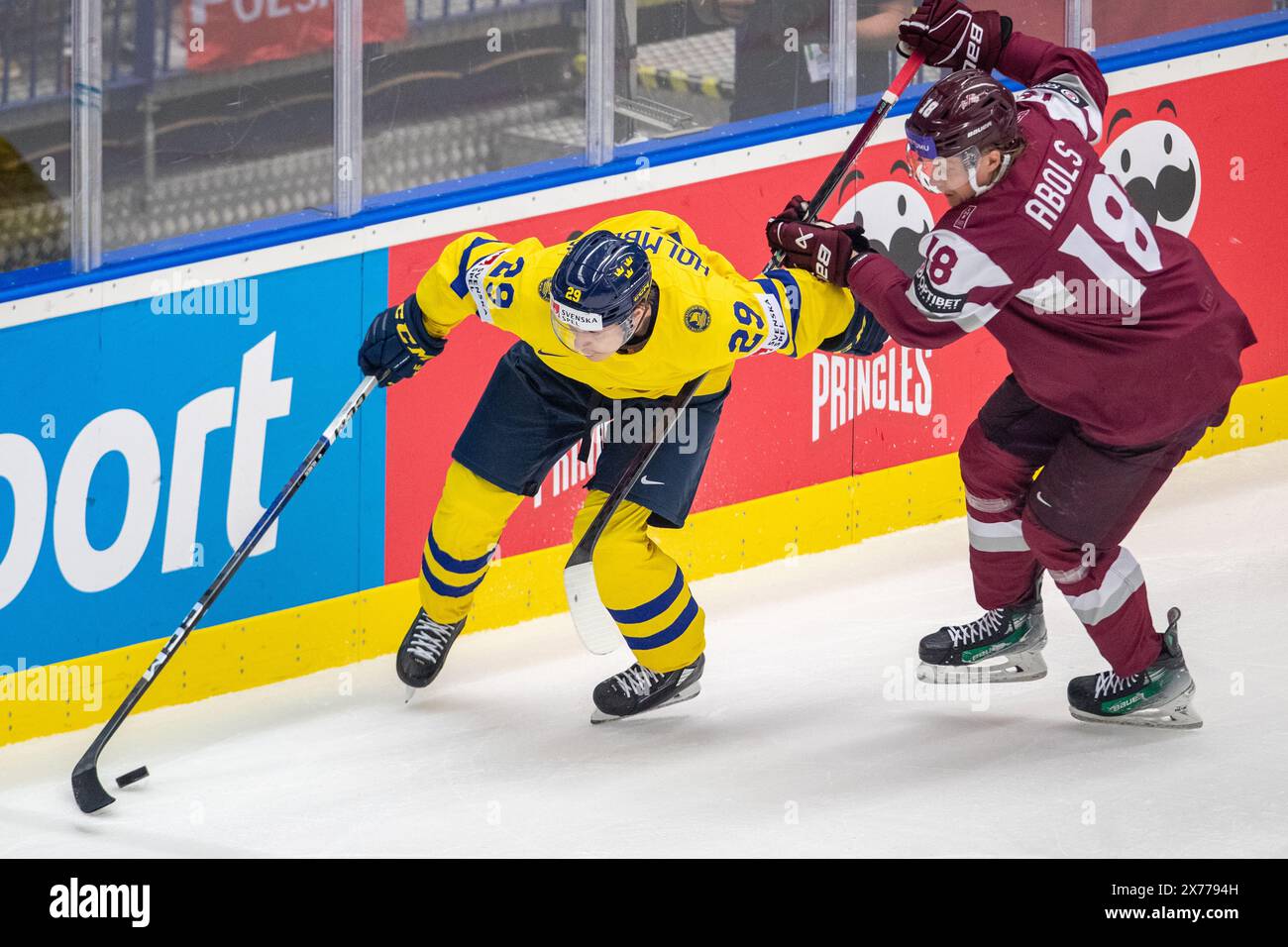 Ostrava, Repubblica Ceca. 18 maggio 2024. Pontus Holmberg di Svezia, sinistra, e Rodrigo Abols di Lettonia in azione durante la partita del gruppo B del Campionato del mondo 2024 Lettonia contro Svezia a Ostrava, Repubblica Ceca, 18 maggio 2024. Crediti: Vladimir Prycek/CTK Photo/Alamy Live News Foto Stock