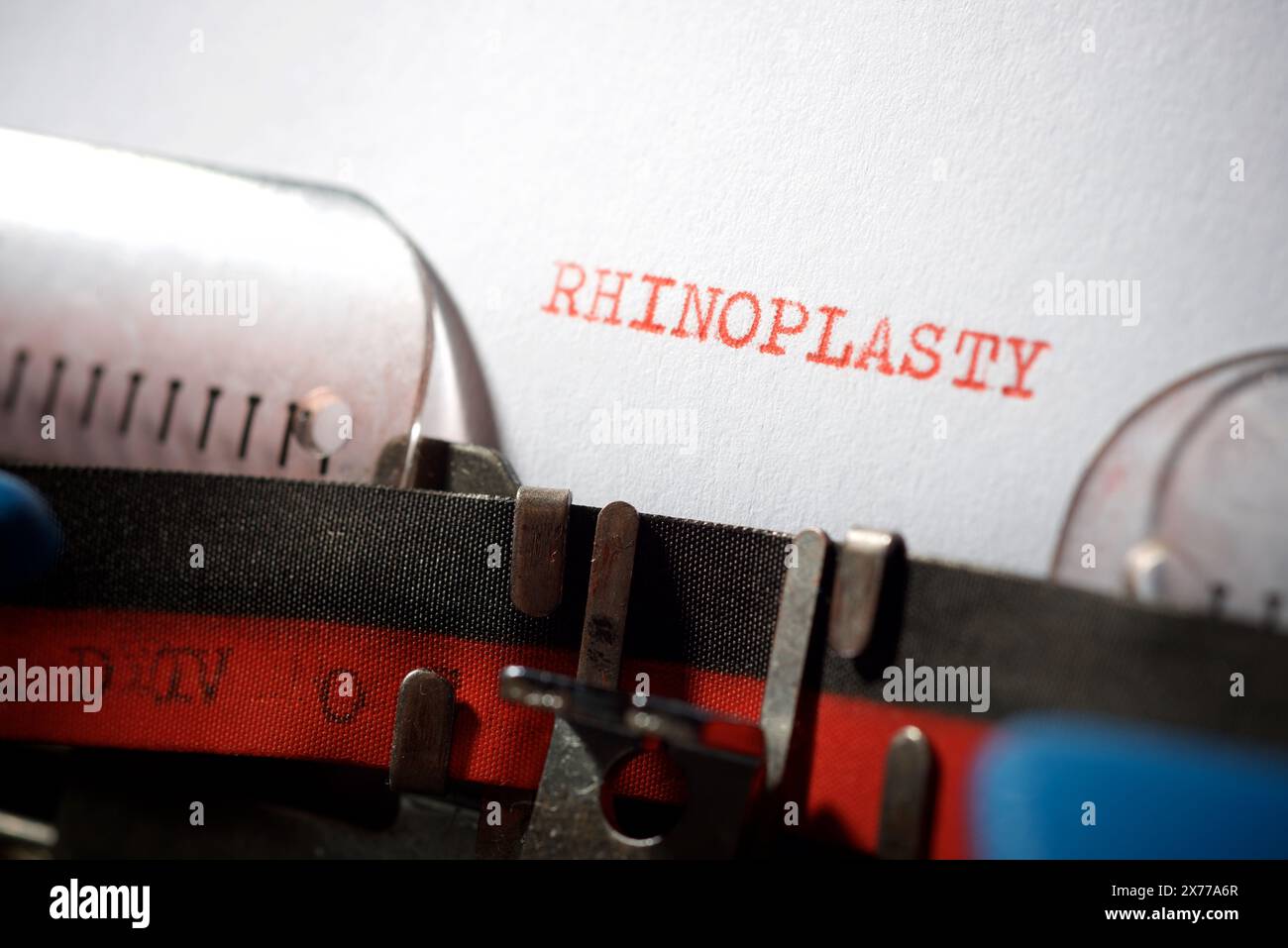 Parola di rinoplastica scritta con una macchina da scrivere. Foto Stock