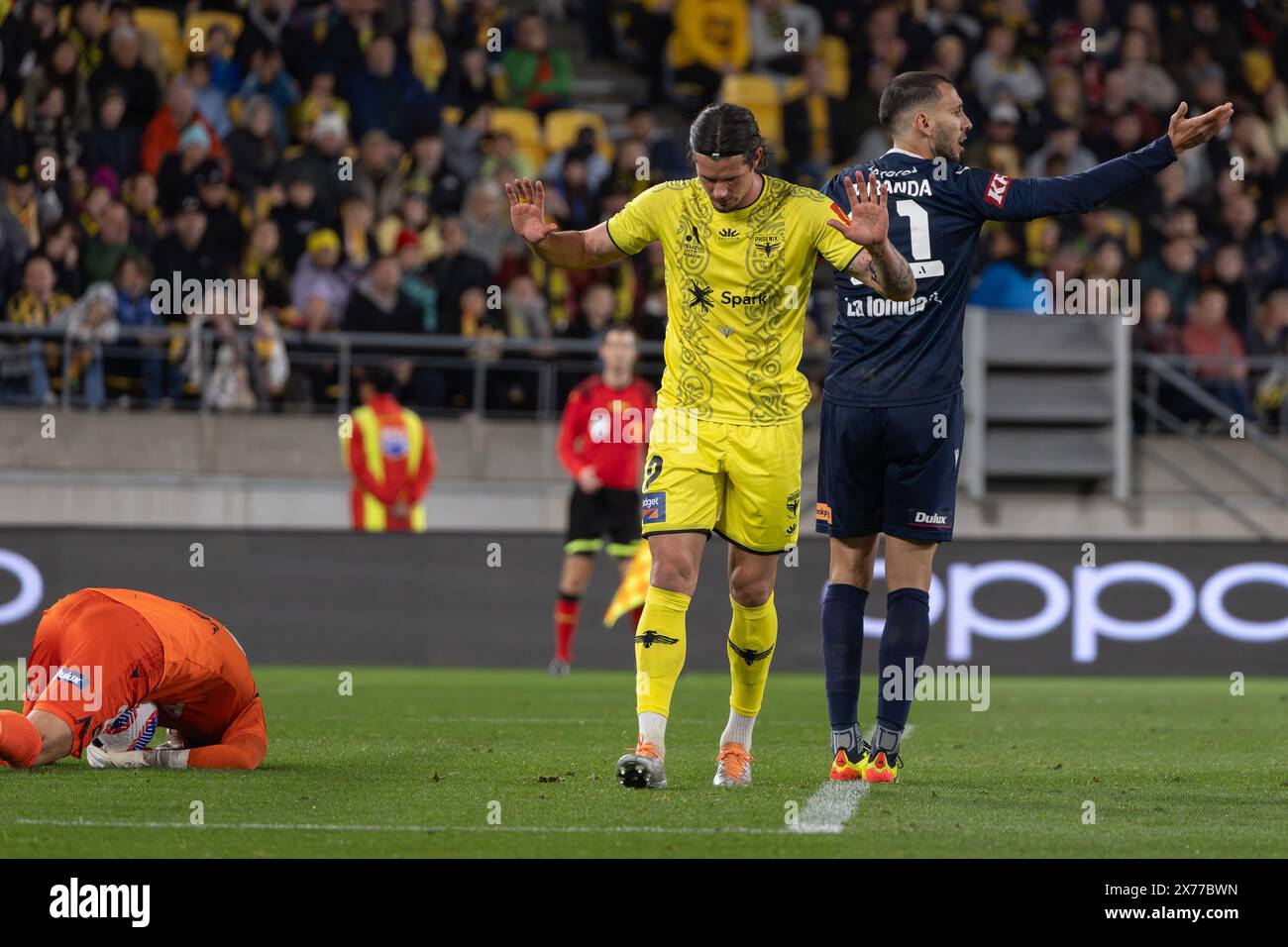 Wellington, nuova Zelanda. 18 maggio 2024. L'attaccante del Wellington Oskar Zawada alza il braccio dopo aver colpito il portiere del Melbourne Paul Izzo. Il capitano di Melbourne Roderick Miranda guarda all'arbitro. Wellington Phoenix contro Melbourne Victory. Isuzu A-League Finals Series. Semifinale 2° tappa. Sky Stadium. Wellington. Nuova Zelanda (Joe Serci/SPP) credito: SPP Sport Press Photo. /Alamy Live News Foto Stock