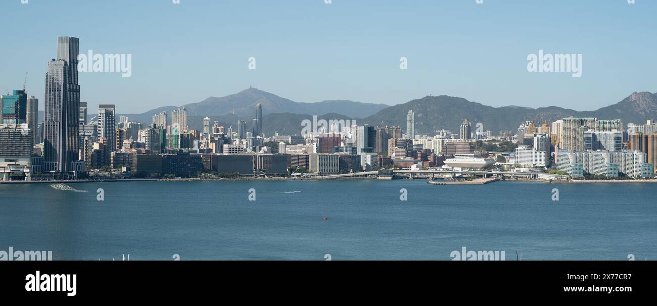 HONG KONG, CINA - 7 DICEMBRE 2023: Vista del lungomare di Tsim Sha Tsui di giorno. Foto Stock
