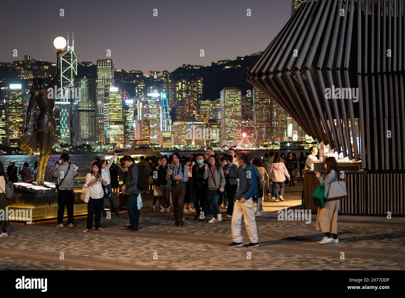 HONG KONG, CINA - 7 DICEMBRE 2023: People at Avenue of Stars a Hong Kong. Foto Stock