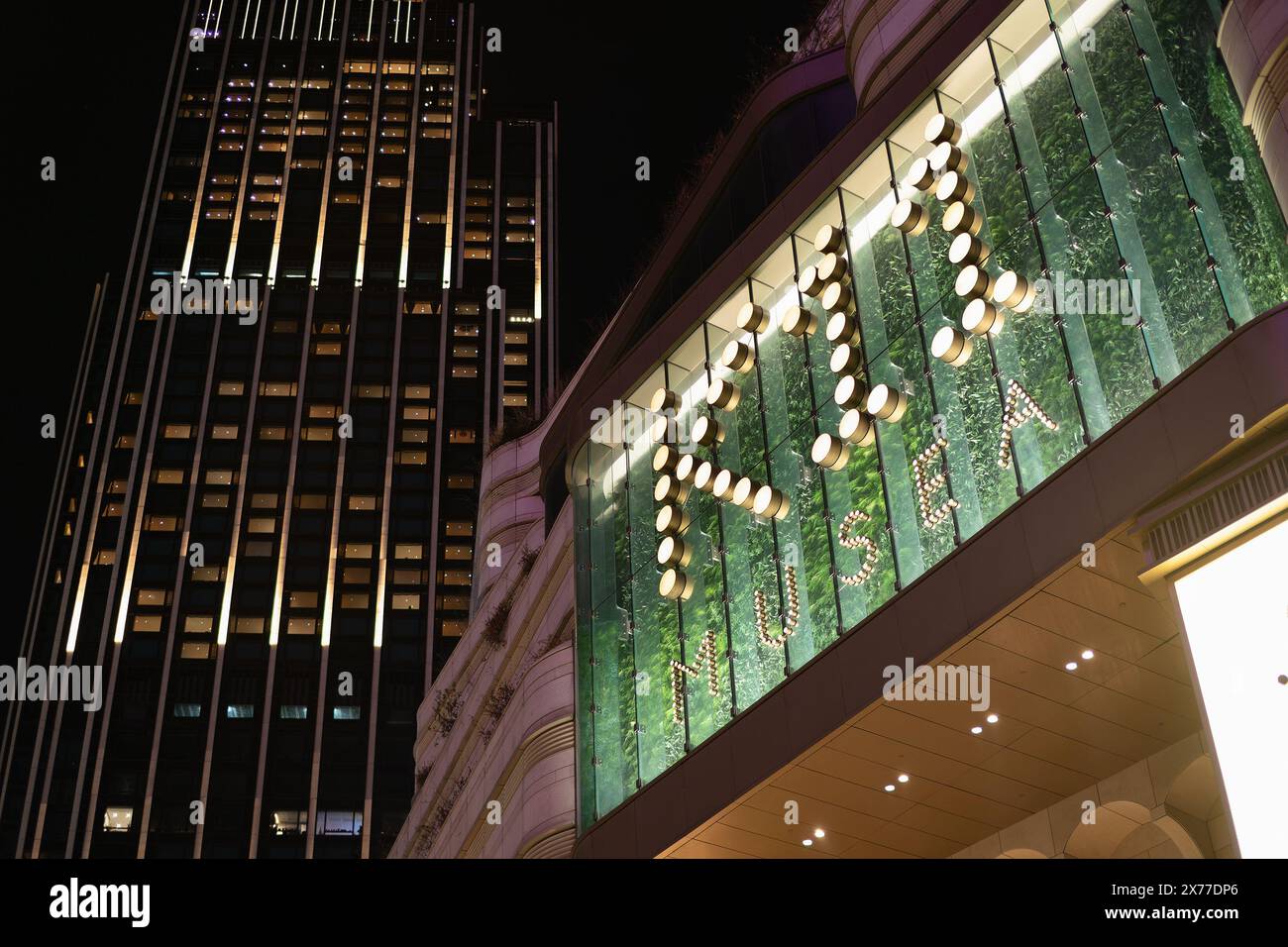 HONG KONG, CINA - 7 DICEMBRE 2023: Cartello K11 MUSEA visto a Hong Kong di notte. Foto Stock