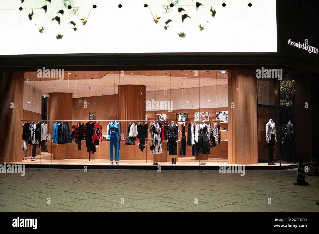 HONG KONG, CINA - 7 DICEMBRE 2023: Vari vestiti e manichini vestiti esposti al negozio Alexander McQueen di Hong Kong. Foto Stock