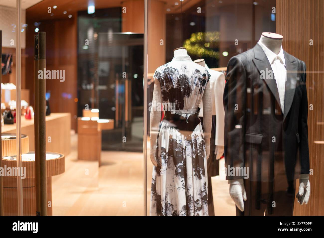 HONG KONG, CINA - 7 DICEMBRE 2023: Manichini vestiti esposti al negozio Alexander McQueen di Hong Kong. Foto Stock