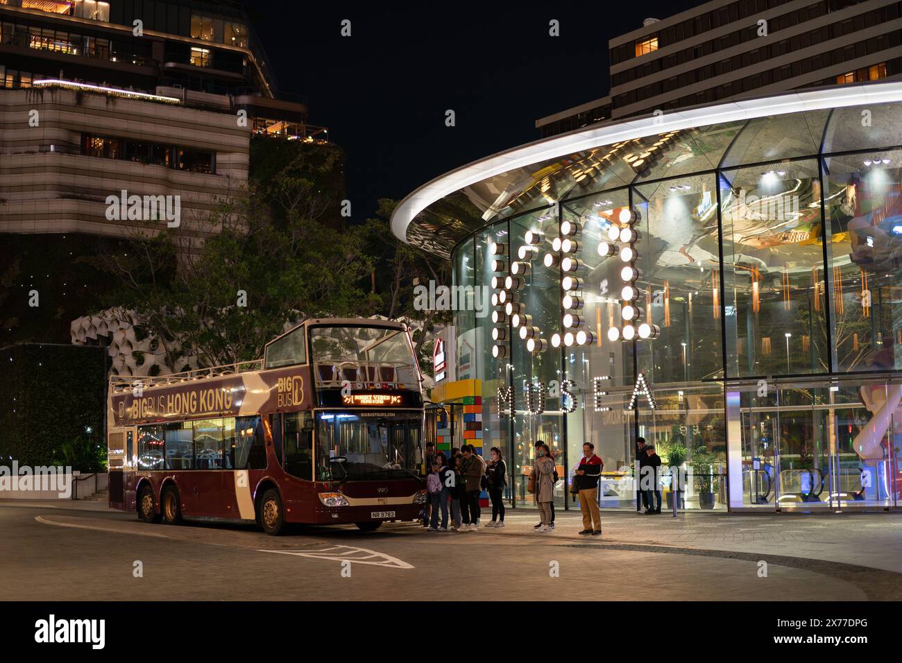 HONG KONG, CINA - 7 DICEMBRE 2023: Big Bus Hong Kong visto al K11 MUSEA di Tsim Sha Tsui di notte. Foto Stock