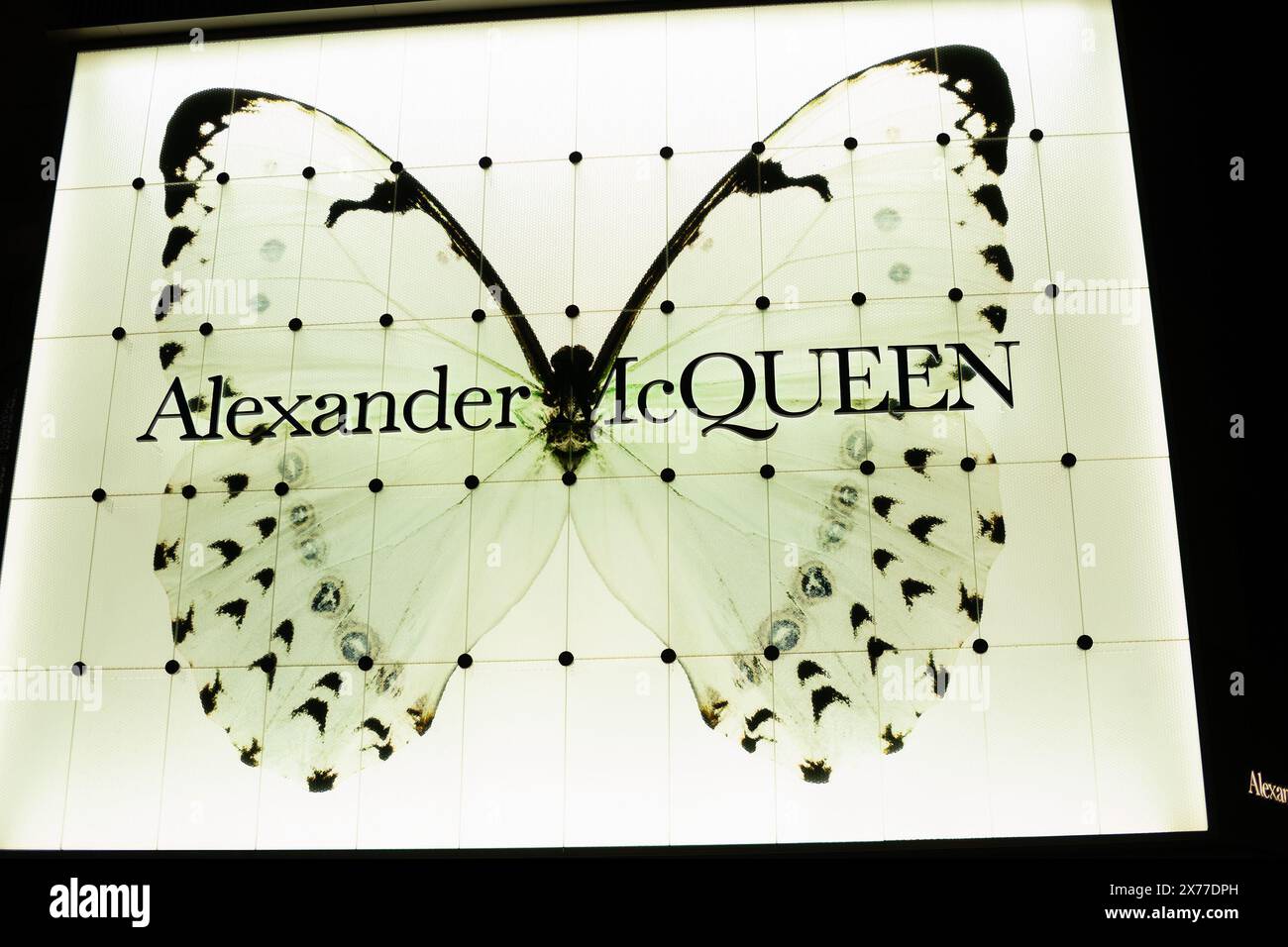 HONG KONG, CINA - 7 DICEMBRE 2023: Alexander McQueen firma come visto a Hong Kong. Foto Stock