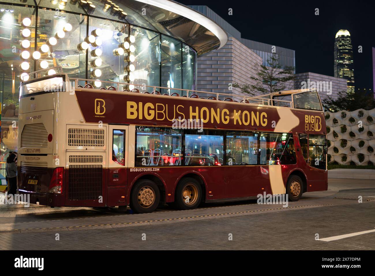 HONG KONG, CINA - 7 DICEMBRE 2023: Big Bus Hong Kong visto al K11 MUSEA di Tsim Sha Tsui di notte. Foto Stock