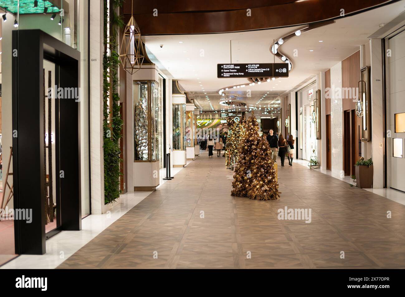 HONG KONG, CINA - 7 DICEMBRE 2023: Foto interna del centro commerciale K11 MUSEA di Hong Kong. Foto Stock